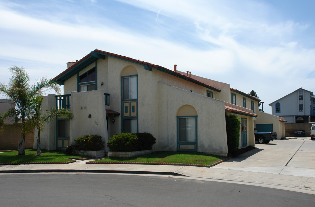 4932 Charlene Cir in Huntington Beach, CA - Foto de edificio