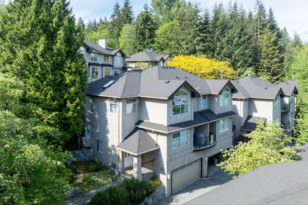 2951 Panorama Dr in Coquitlam, BC - Building Photo