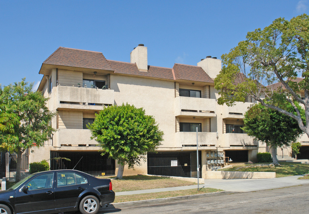 10731 Lawler St in Los Angeles, CA - Building Photo