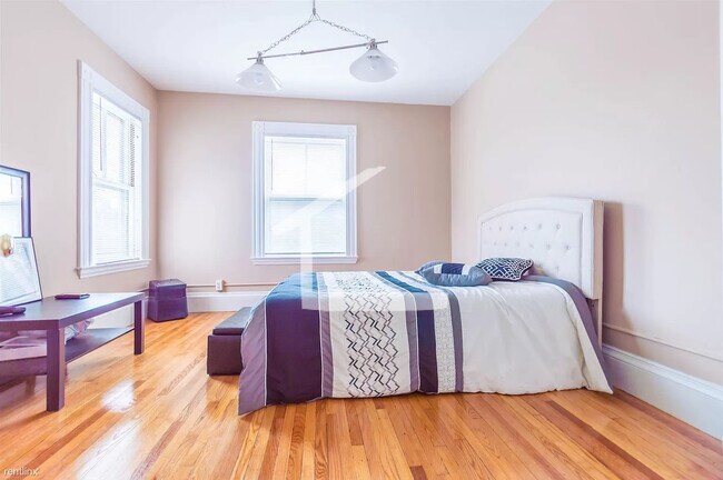 21 Euston St, Unit 2 in Brookline, MA - Foto de edificio - Building Photo