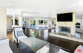 2547 Hutton Dr in Beverly Hills, CA - Foto de edificio - Building Photo