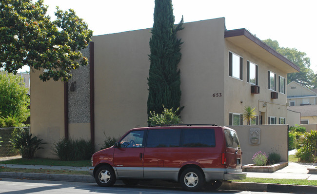 652 N Raymond Ave in Pasadena, CA - Foto de edificio - Building Photo