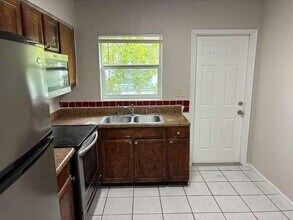 1329 NW 8th Ave in Fort Lauderdale, FL - Foto de edificio - Building Photo