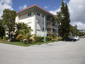 Granada Dadeland in Miami, FL - Foto de edificio - Building Photo