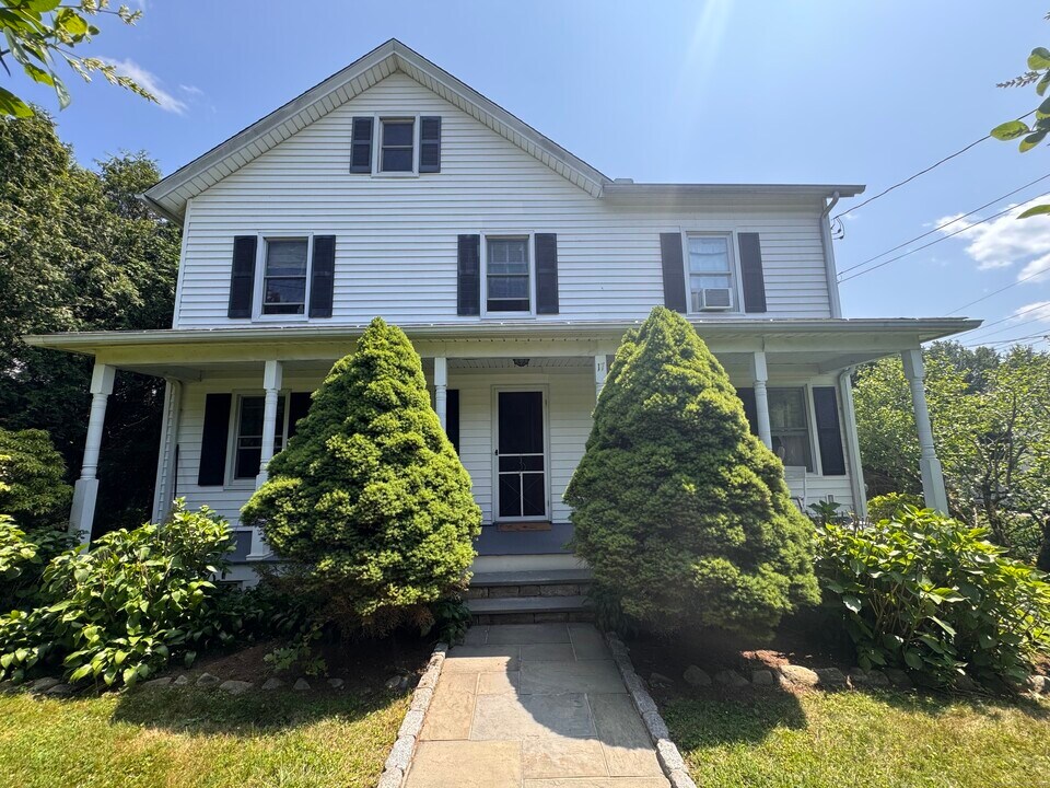 17 Davenport Ave in Westport, CT - Building Photo
