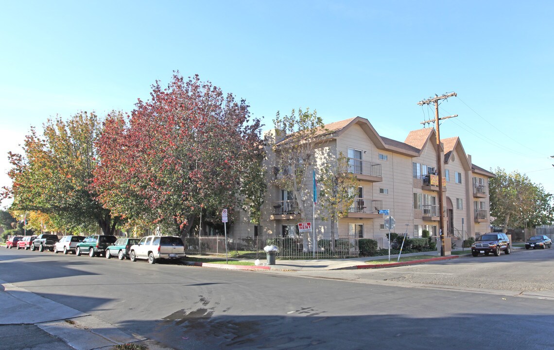 Walnut Point Apartments in Canoga Park, CA - Foto de edificio