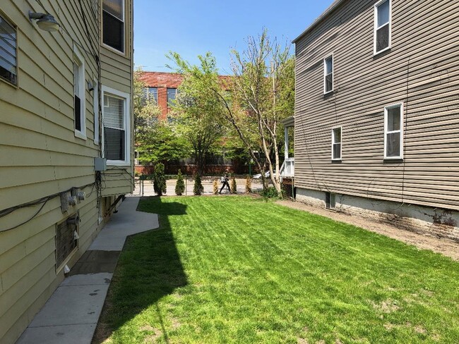 1709 W Irving Park Rd in Chicago, IL - Building Photo - Building Photo