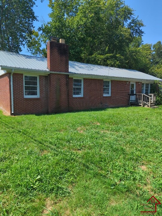 555 E 20th St in Cookeville, TN - Building Photo