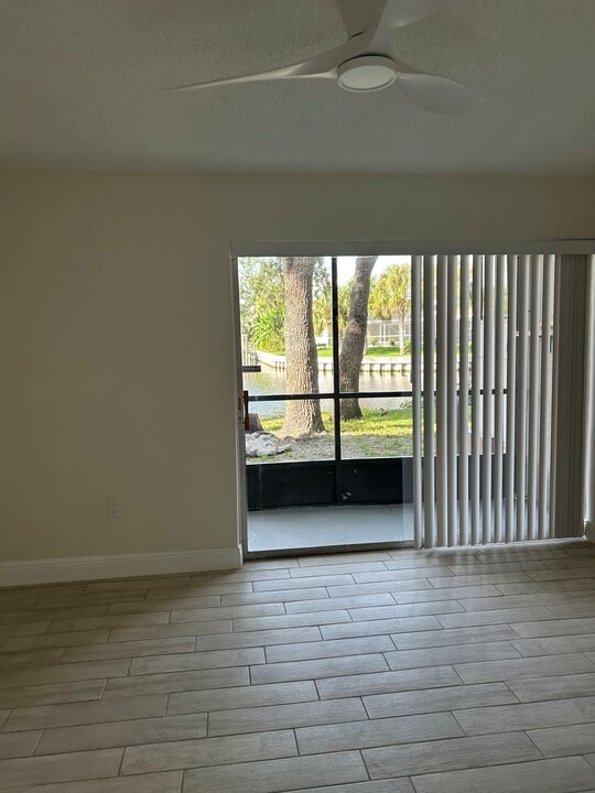 9105 Tudor Dr, Unit F101 in Tampa, FL - Foto de edificio