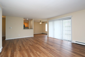 Hawthorn Estates Condos (219 Units) in Schaumburg, IL - Building Photo - Interior Photo