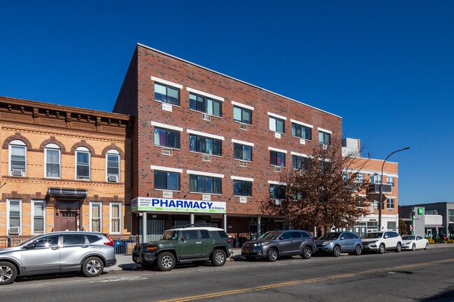 7333-7335 Grand Ave in Maspeth, NY - Foto de edificio - Building Photo