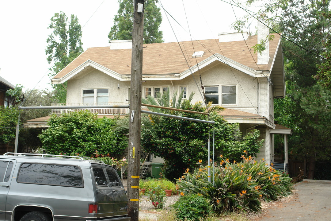 2720 Elmwood Ave in Berkeley, CA - Building Photo