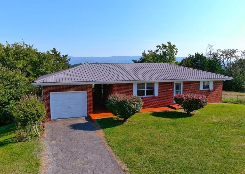 616 E Barton Ridge Rd in Greeneville, TN - Building Photo