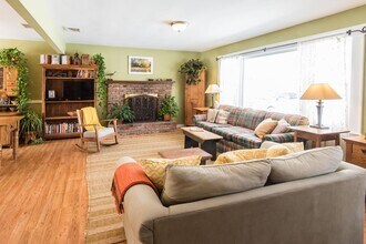 16 Beechwood Dr in Southampton, NY - Building Photo - Building Photo