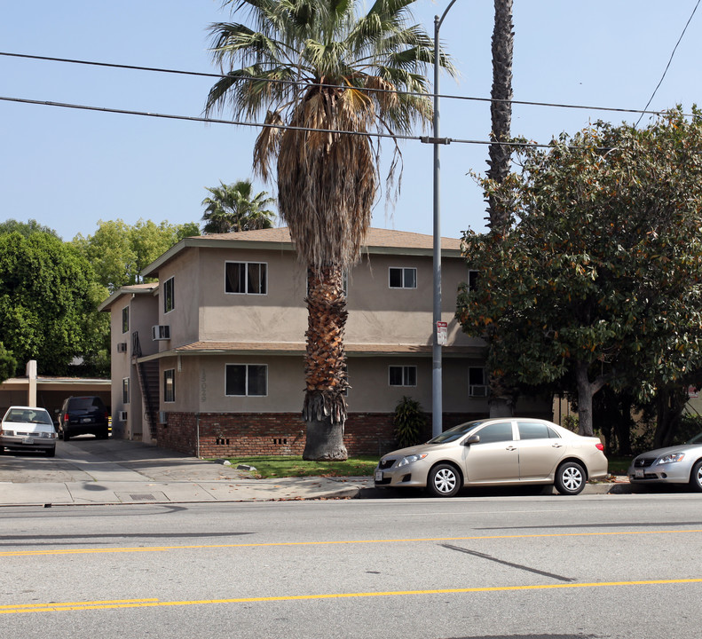 Gunst Apartment Complex in Sherman Oaks, CA - Building Photo