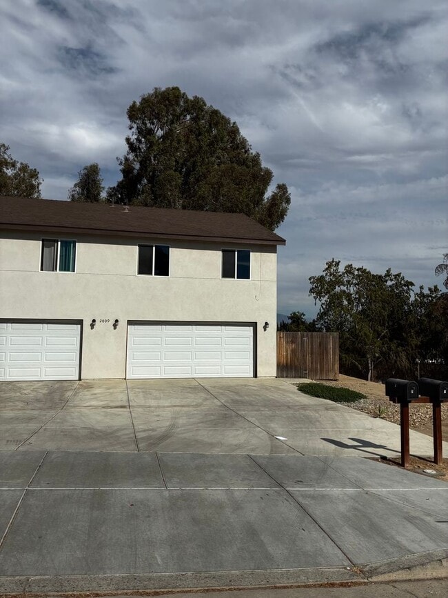 2009 Owens St in Bakersfield, CA - Building Photo - Building Photo
