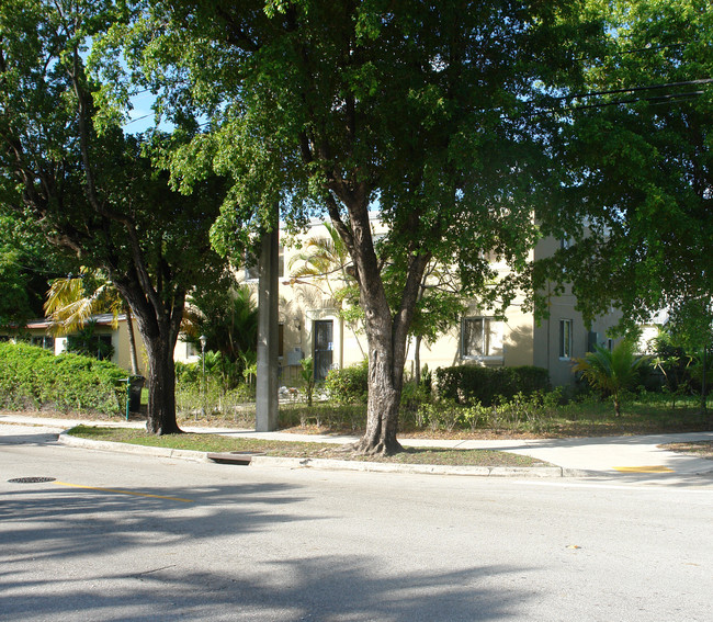 6210 NE 5th Ave in Miami, FL - Foto de edificio - Building Photo