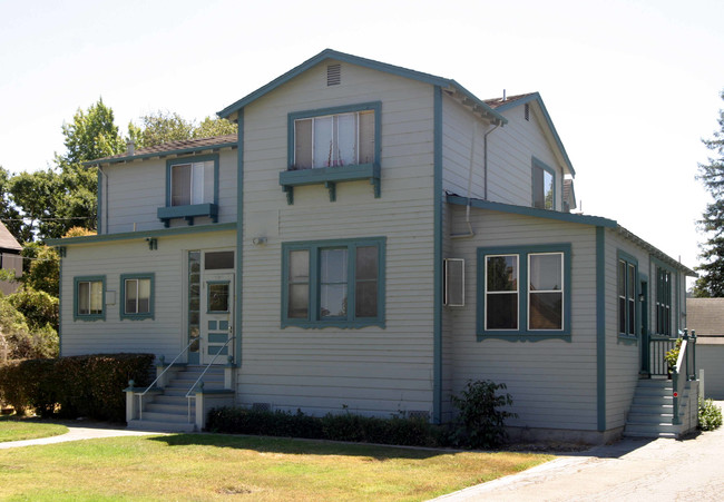 7 Howard St in Petaluma, CA - Foto de edificio - Building Photo