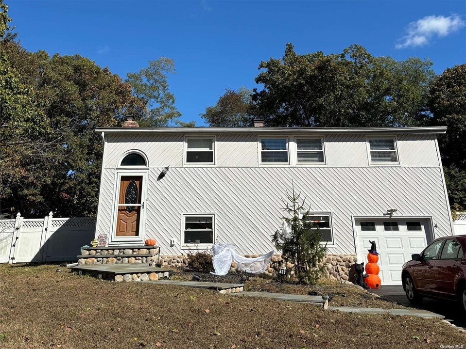 3 Possum Ln in East Setauket, NY - Building Photo