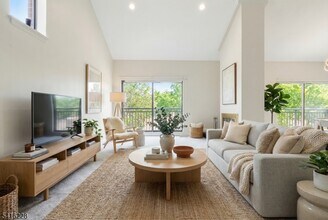 5 Millay Ct in Teaneck, NJ - Building Photo - Building Photo