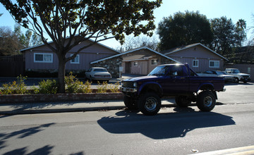 405 Calderon Ave in Mountain View, CA - Building Photo - Building Photo