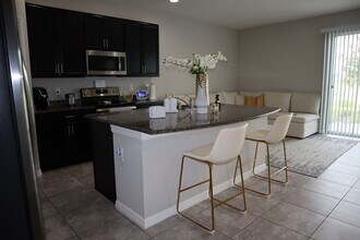 7022 Grand Elm Dr in Riverview, FL - Foto de edificio - Building Photo