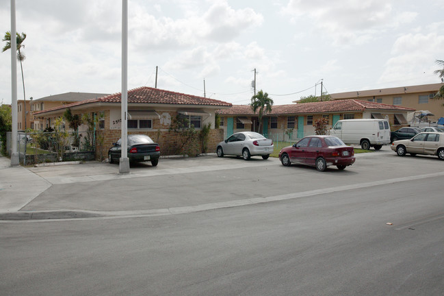 2575 W 2nd Ave in Hialeah, FL - Foto de edificio - Building Photo