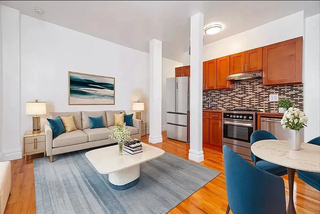 160 Waverly Pl in New York, NY - Building Photo