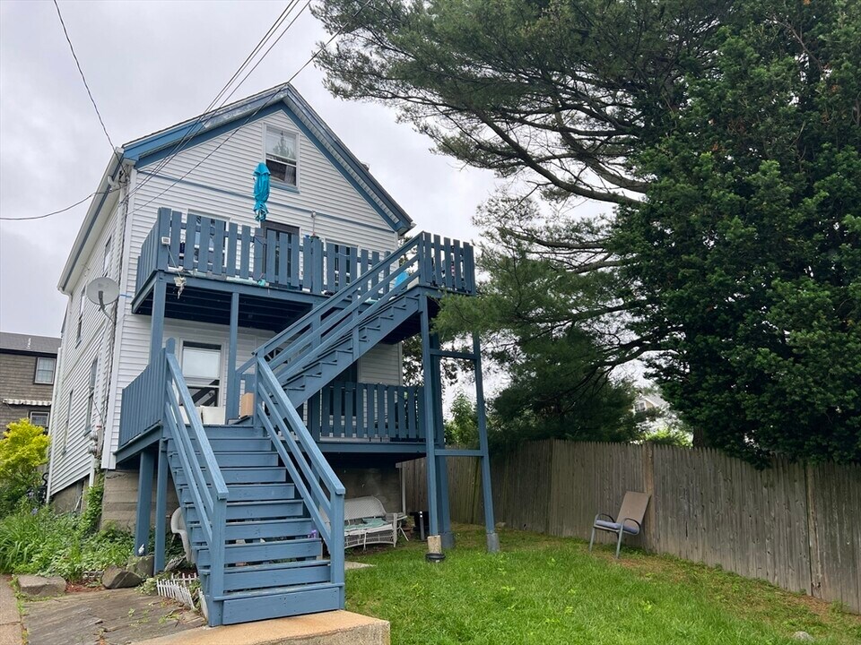 21 Siren St in Winthrop, MA - Building Photo