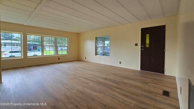 7393 Fairlane Ave in Brooksville, FL - Foto de edificio - Building Photo