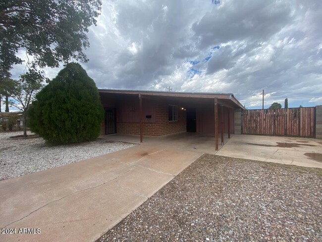 1401 Bella Vista Dr in Sierra Vista, AZ - Foto de edificio - Building Photo