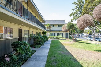 Orangefair Village in Fullerton, CA - Foto de edificio - Building Photo