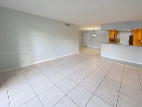 6886 N Kendall Dr in Pinecrest, FL - Building Photo - Building Photo