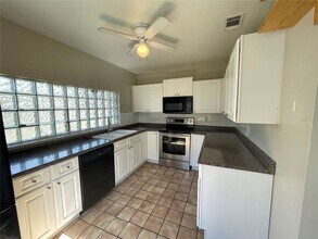 10204 N Edison Ave in Tampa, FL - Foto de edificio - Building Photo