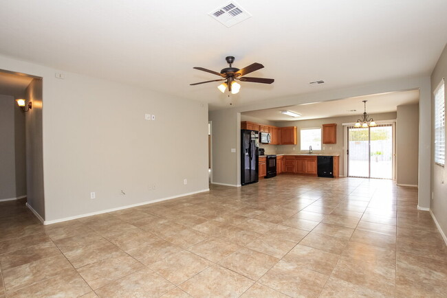 2081 E Paso Fino Dr in San Tan Valley, AZ - Foto de edificio - Building Photo