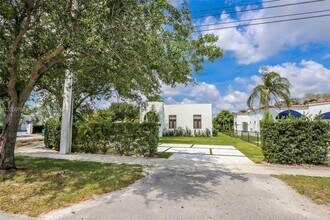 5126 SW 57th Ave in Miami, FL - Building Photo - Building Photo