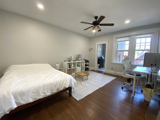 1699 Cambridge St, Unit 12A in Cambridge, MA - Building Photo - Building Photo