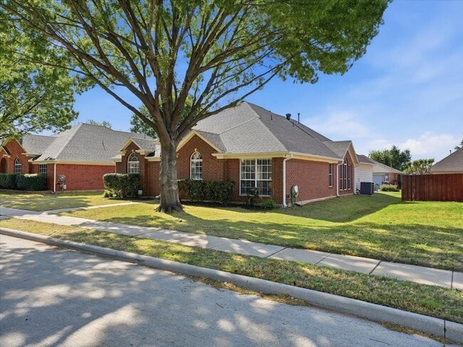 1316 Pelham Ln in Lewisville, TX - Foto de edificio - Building Photo