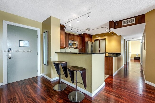 19999 E Country Club Dr in Aventura, FL - Building Photo - Building Photo