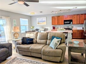 3450 Manati Ct in Cape Coral, FL - Foto de edificio - Building Photo