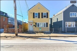557 Lawrence St in Lowell, MA - Building Photo