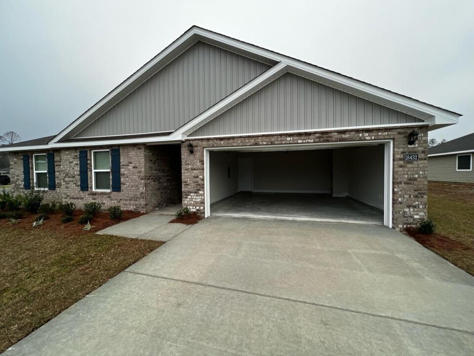 18432 Big Leaf Dr in Gulfport, MS - Building Photo