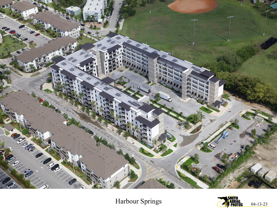 Harbour Springs in Naranja, FL - Building Photo