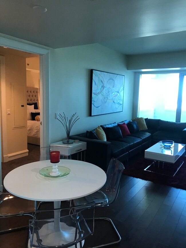 2700 Las Vegas Blvd S in Las Vegas, NV - Building Photo - Building Photo