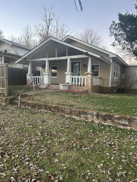 803 Cedar St in Perry, OK - Building Photo