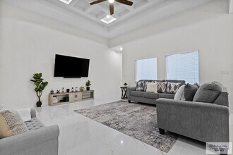 7425 Lake Havasu in Brownsville, TX - Foto de edificio - Building Photo