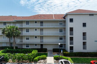 Miravista Condominiums in Naples, FL - Foto de edificio - Building Photo