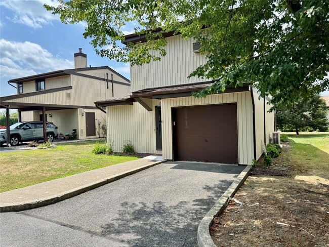 6 Windsor Mews in Middletown, NY - Building Photo - Building Photo