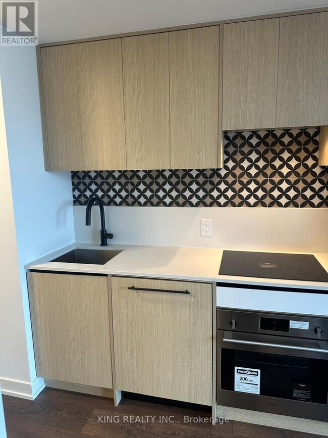 1200 Dundas St W in Toronto, ON - Building Photo - Building Photo