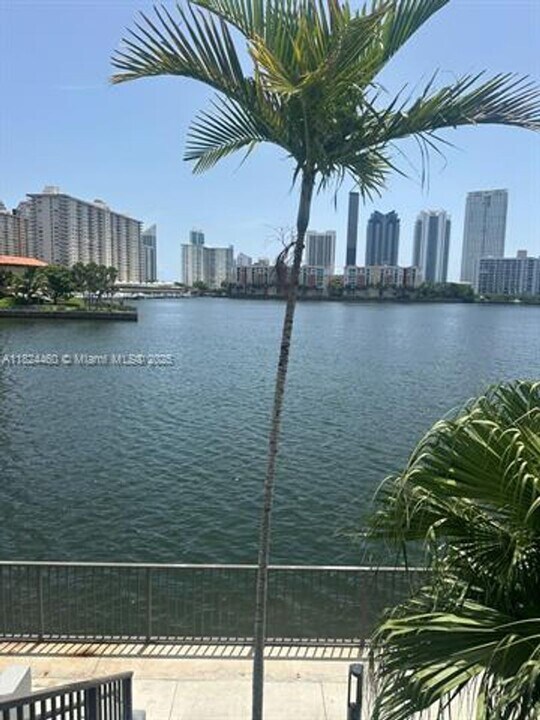 4000 NE 168th St in North Miami Beach, FL - Building Photo